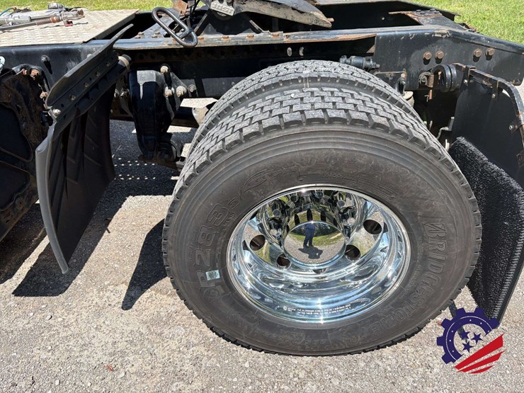 2015-freightliner-cascadia-113-image-11