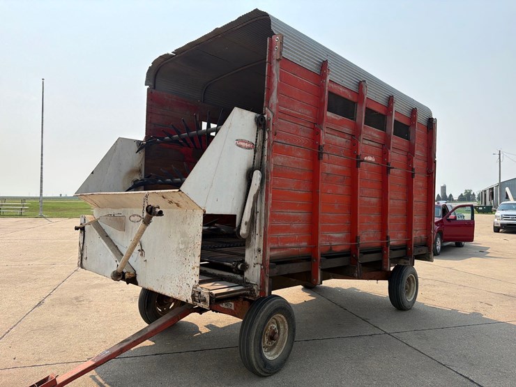 lindsay-14ft-front-unload-silage-wagon-image-4
