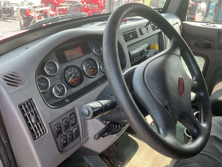 2017-peterbilt-348-image-8