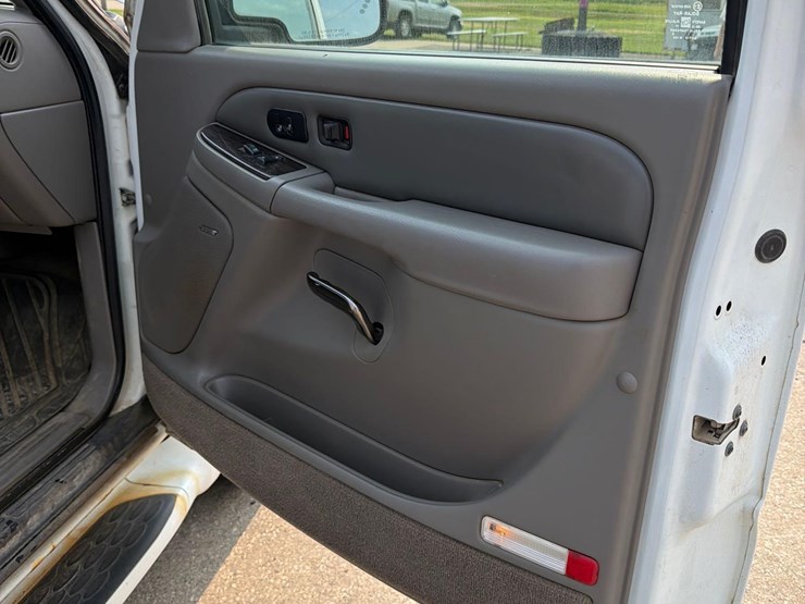 2005-gmc-yukon-denali-image-39