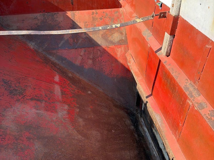 lundell-250-bushel-gravity-wagon-image-17