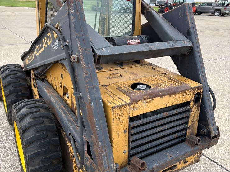 new-holland-l555-image-9