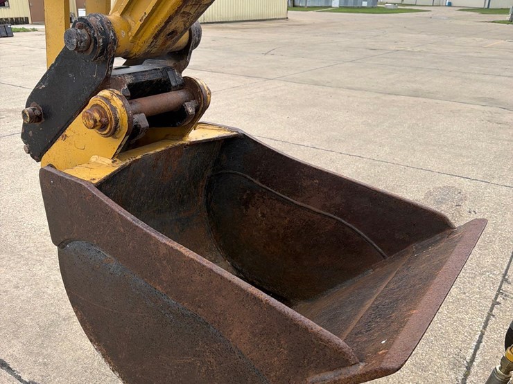 caterpillar-416-image-25