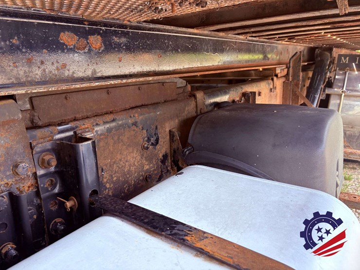 2006-freightliner-m2-106-image-41