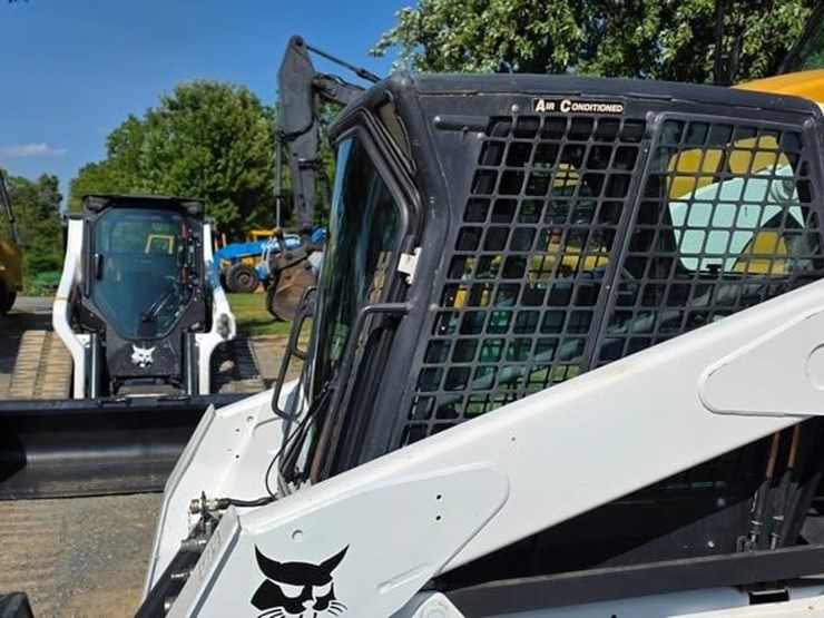 2010-bobcat-t300-image-32