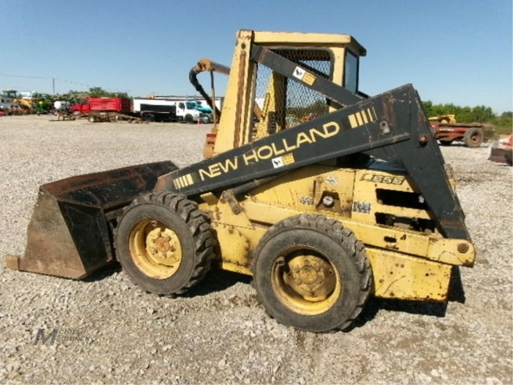 new-holland-l555-image-10