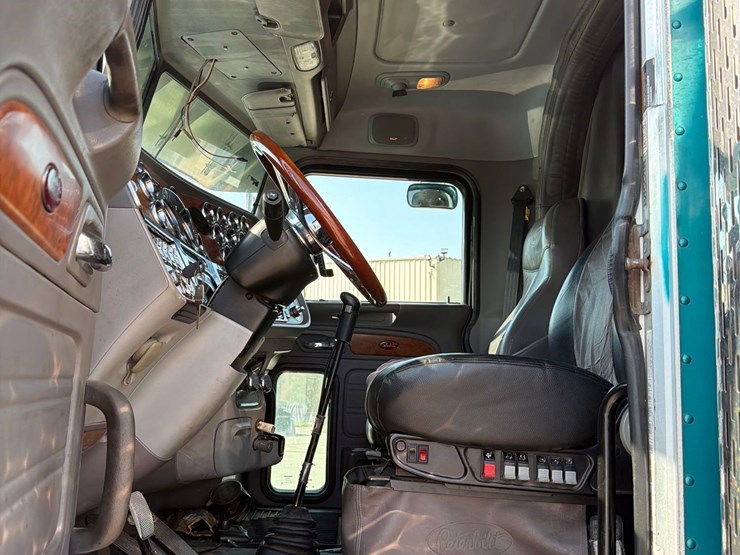 2007-peterbilt-379-image-34
