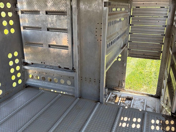 2016-merrit-102"-x-48ft-semi-livestock-trailer-image-65