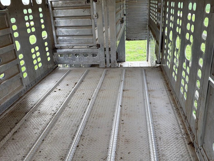 2014-wilson-livestock-trailer-image-26