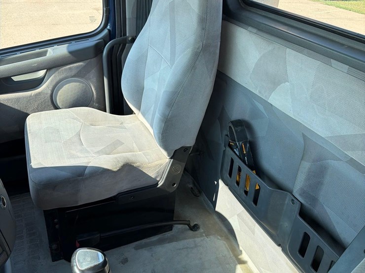 2005-volvo-semi-truck-image-35