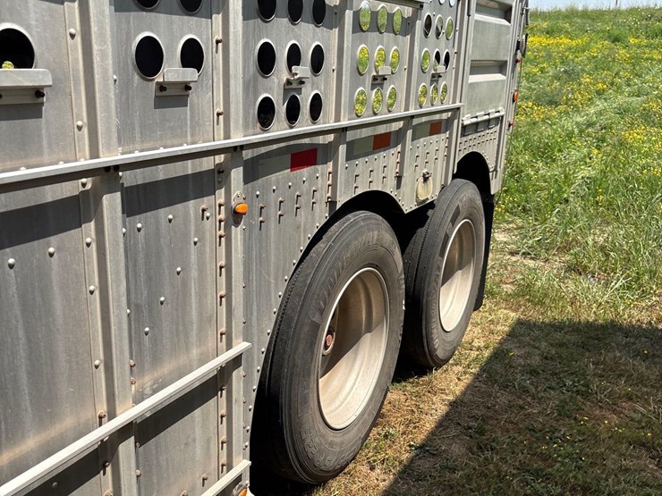 2016-merrit-102"-x-48ft-semi-livestock-trailer-image-40