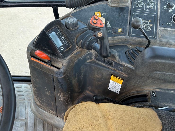 new-holland-8560-image-34