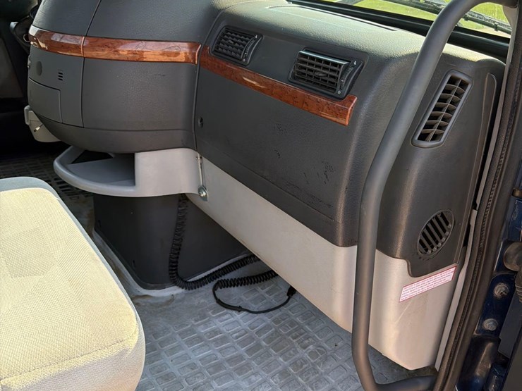 2005-volvo-semi-truck-image-39