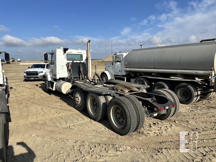 2014-volvo-vhd84ft200-image-7