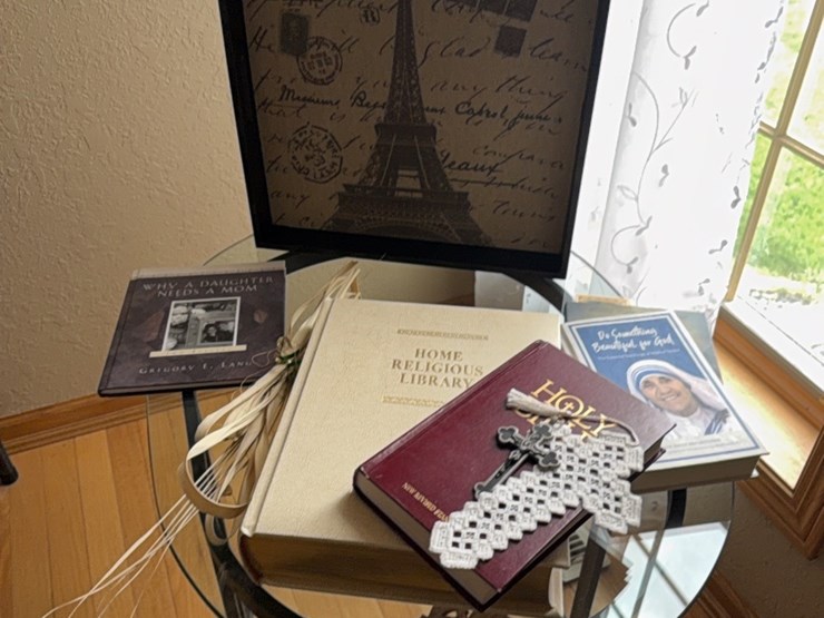 modern-diamond-shaped-wall-decoration,-eifel-tower-background-piece,-religious-books-and-other-items.-(less-table)-image-4