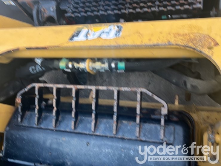 2019-caterpillar-242d-image-41