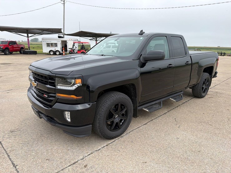 2018-chevrolet-1500-image-1