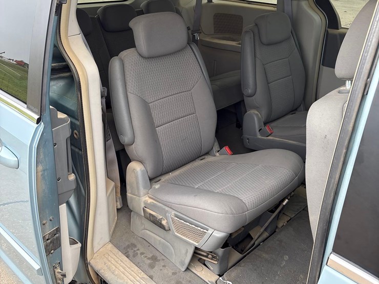 2008-chrysler-town-&-country-touring-image-42