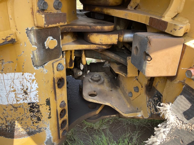 2010-caterpillar-553-image-36