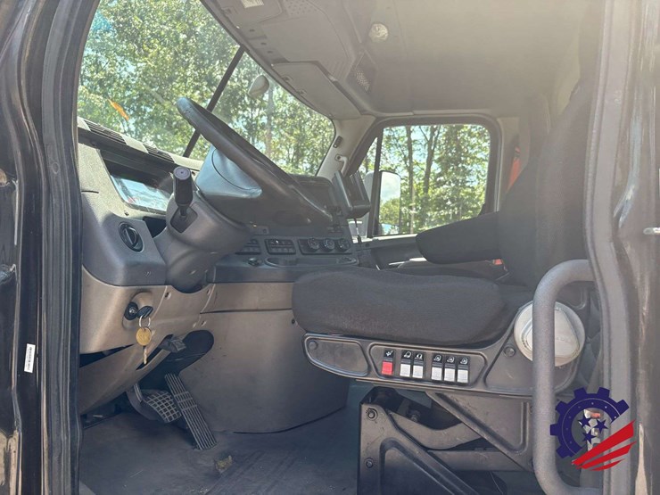 2016-freightliner-cascadia-113-image-41