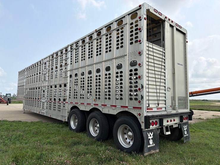 2014-wilson-livestock-trailer-image-3
