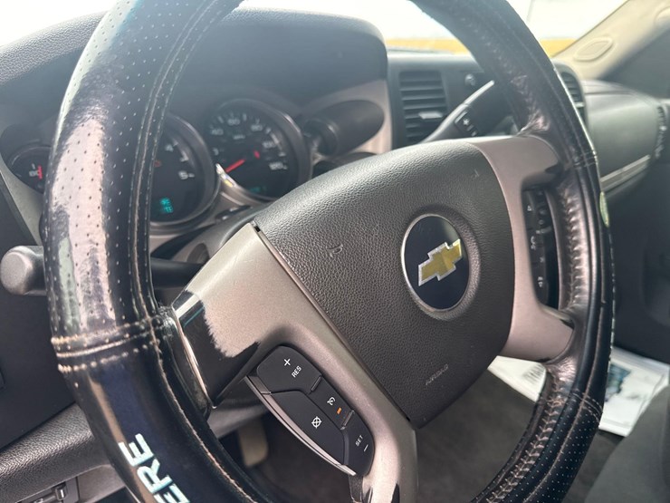 2011-chevrolet-3500-image-23