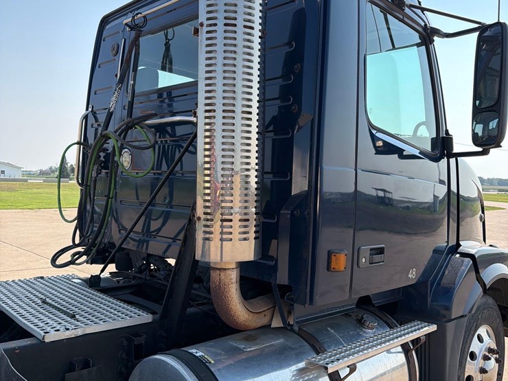 2005-volvo-semi-truck-image-12