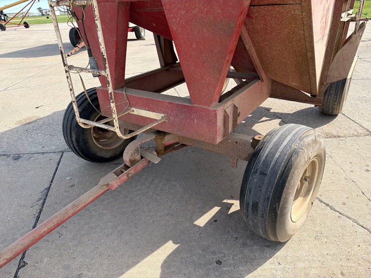 lundell-350-bushel-gravity-wagon-image-12