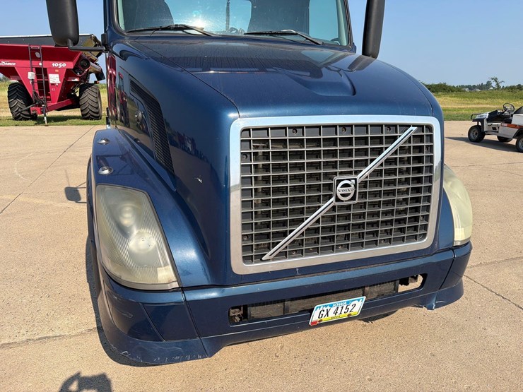2005-volvo-semi-truck-image-15