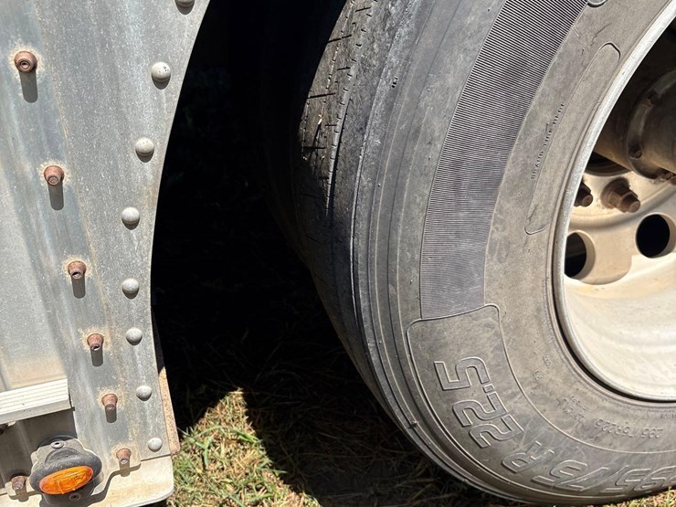 2016-merrit-102"-x-48ft-semi-livestock-trailer-image-46