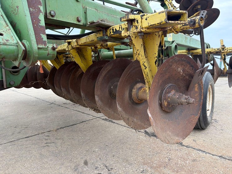 john-deere-330-image-11