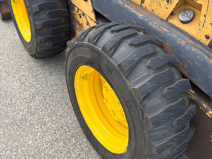 new-holland-l555-image-10