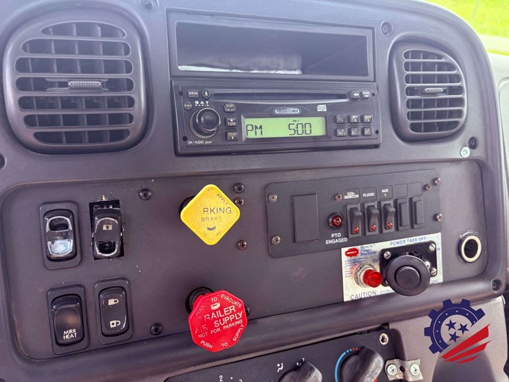 2006-freightliner-m2-106-image-76