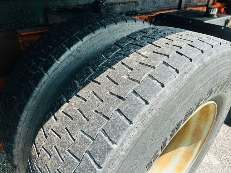 2005-kenworth-t300-image-23