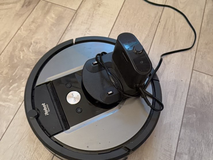 robot-roomba-automatic-cleaning-vacuum-cleaner-image-11