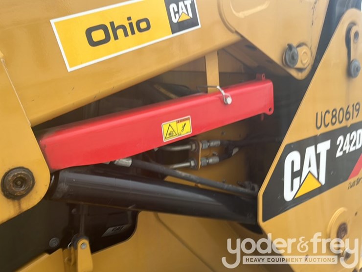 2019-caterpillar-242d-image-31