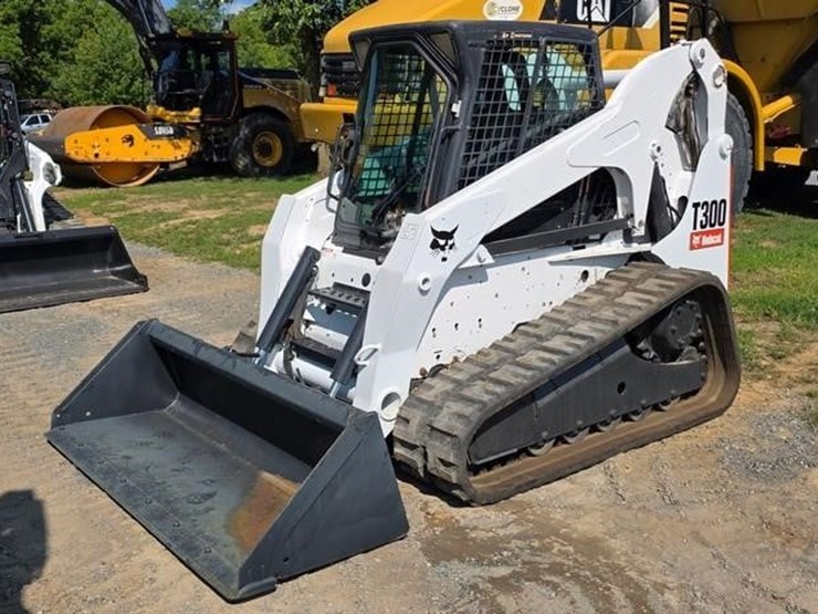 2010-bobcat-t300-image-1