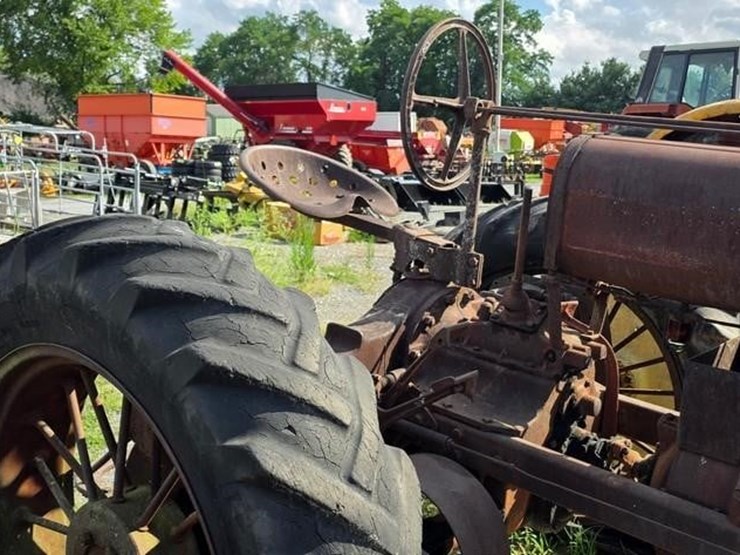 farmall-f20-tractor-(not-running)-image-9