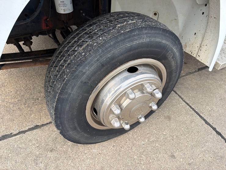 2000-freightliner-fl60-image-13