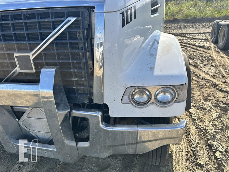 2014-volvo-vhd84ft200-image-20