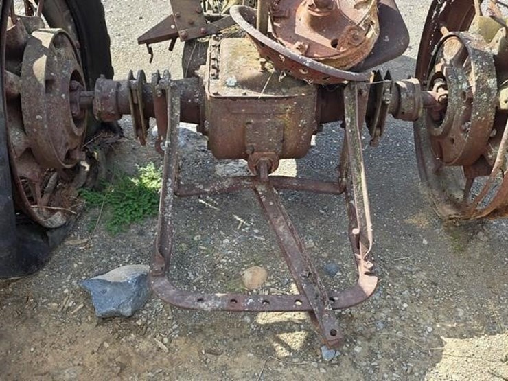 farmall-f14-tractor-(not-running)-image-10