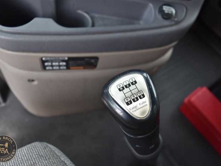 2011-freightliner-cascadia-113-image-44