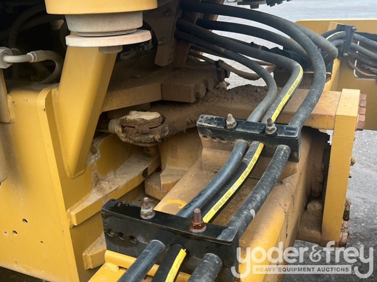 2016-caterpillar-cs56b-image-35