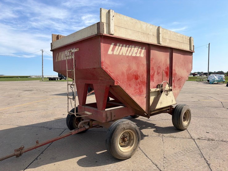 lundell-350-bushel-gravity-wagon-image-1