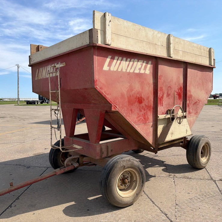 Lundell 350 Bushel Gravity Wagon