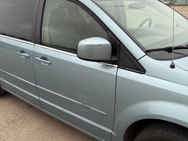 2008-chrysler-town-&-country-touring-image-17