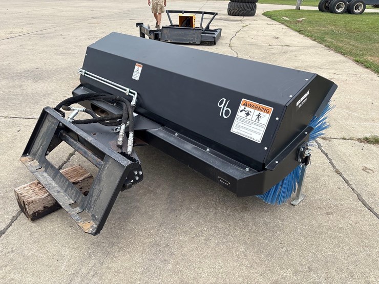 eskine-7ft-hydraulic-skidloader-broom-image-3