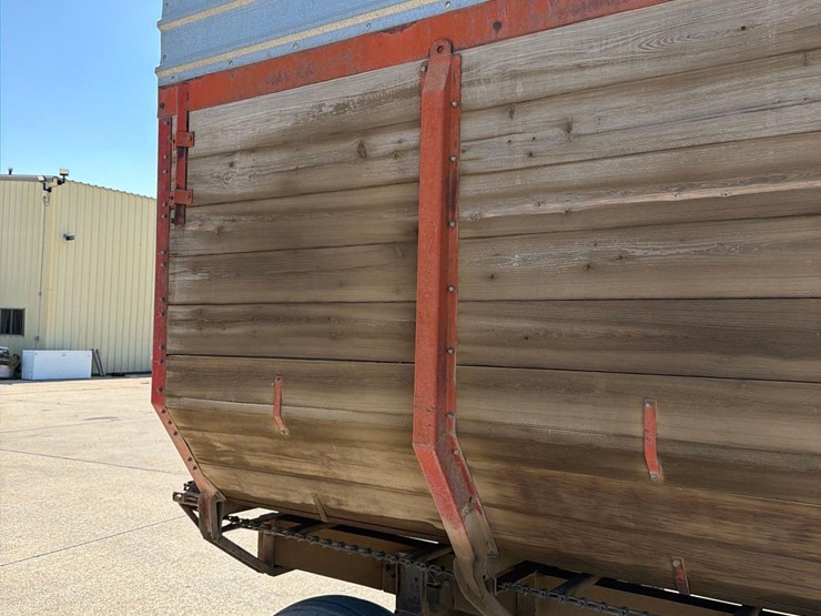 roorda-16ft-front-unload-silage-wagon-image-18