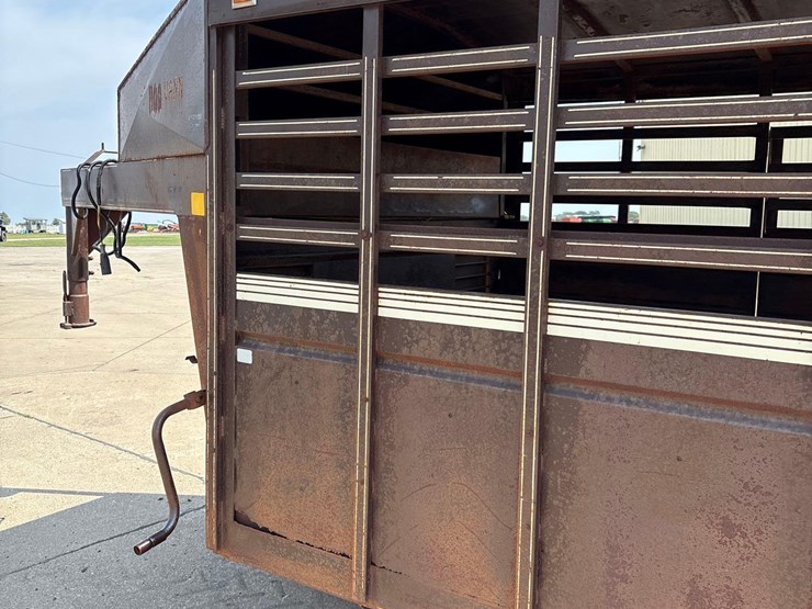1990-trailmann-7ft-x-24ft-gooseneck-livestock-trailer-image-13