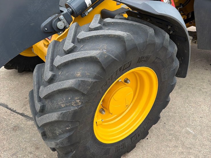 2021-deere-324l-image-32